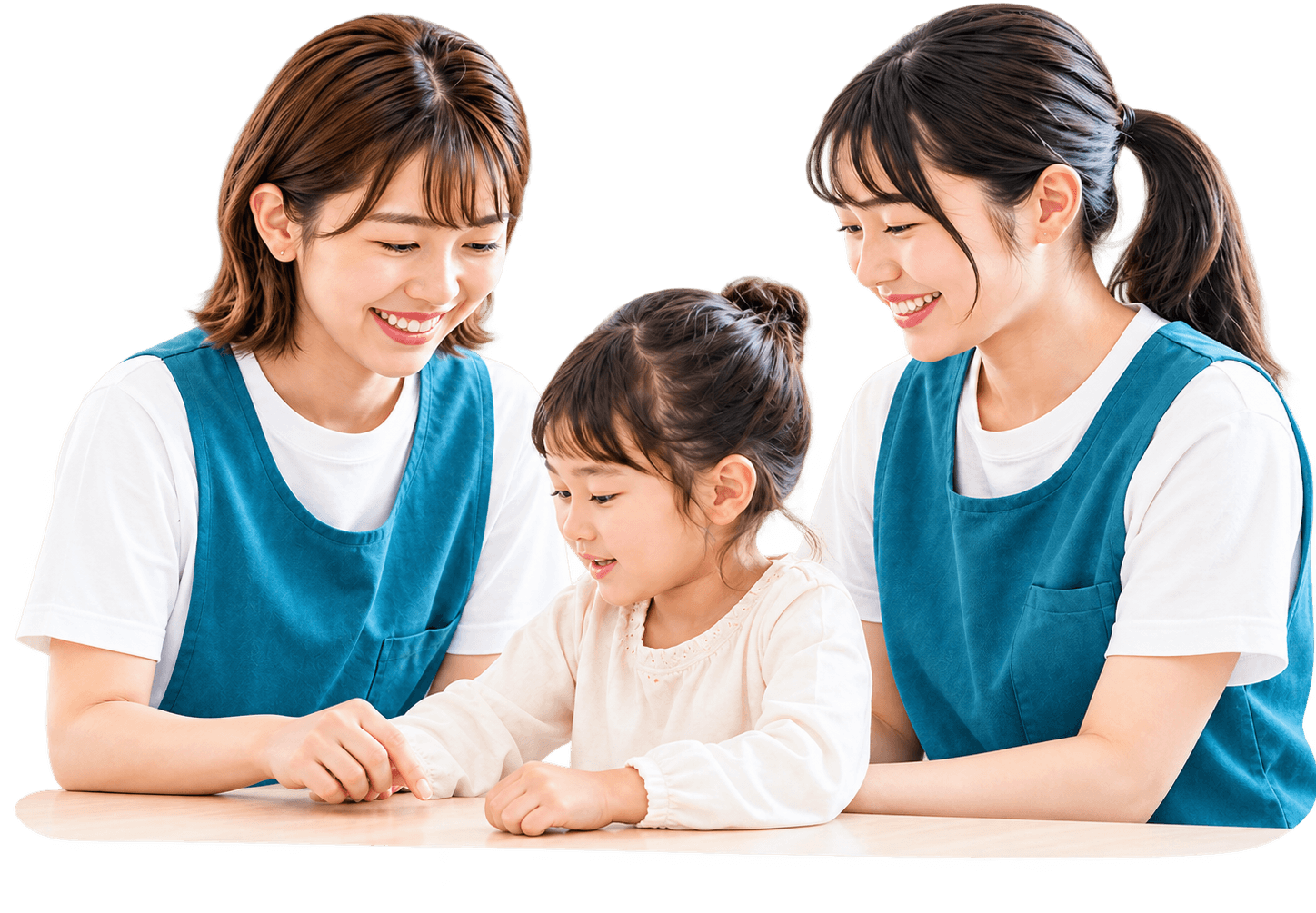 職員2名と子どもが机でいっしょに取り組んでいるイメージ写真